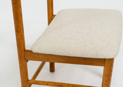 A set of 6 stunning Model 250 dining chairs by Farstrup (Denmark, 1956). They are made out of solid oak and the seats are newly upholstered in a beige fabric. These chairs are in very good condition and the oak has been beautifully aged!