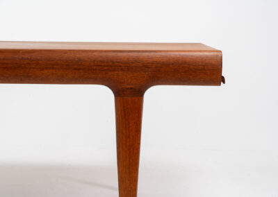 XL extendable coffee table by Johannes Andersen for CFC Silkeborg (Denmark, 1960s). An amazing piece with stunning organic shapes! Built with very high quality It’s extendable on both sides. One side with an open shelve (perfect to store a laptop or magazines), the other side with a hidden shelve. In very good condition. This piece is big!