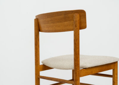 A set of 6 stunning Model 250 dining chairs by Farstrup (Denmark, 1956). They are made out of solid oak and the seats are newly upholstered in a beige fabric. These chairs are in very good condition and the oak has been beautifully aged!