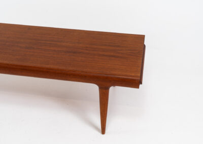 XL extendable coffee table by Johannes Andersen for CFC Silkeborg (Denmark, 1960s). An amazing piece with stunning organic shapes! Built with very high quality It’s extendable on both sides. One side with an open shelve (perfect to store a laptop or magazines), the other side with a hidden shelve. In very good condition. This piece is big!