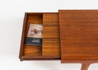 XL extendable coffee table by Johannes Andersen for CFC Silkeborg (Denmark, 1960s). An amazing piece with stunning organic shapes! Built with very high quality It’s extendable on both sides. One side with an open shelve (perfect to store a laptop or magazines), the other side with a hidden shelve. In very good condition. This piece is big!