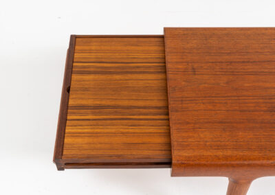 XL extendable coffee table by Johannes Andersen for CFC Silkeborg (Denmark, 1960s). An amazing piece with stunning organic shapes! Built with very high quality It’s extendable on both sides. One side with an open shelve (perfect to store a laptop or magazines), the other side with a hidden shelve. In very good condition. This piece is big!