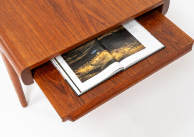 XL extendable coffee table by Johannes Andersen for CFC Silkeborg (Denmark, 1960s). An amazing piece with stunning organic shapes! Built with very high quality It’s extendable on both sides. One side with an open shelve (perfect to store a laptop or magazines), the other side with a hidden shelve. In very good condition. This piece is big!