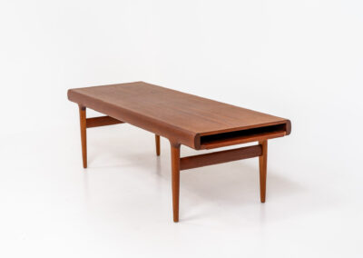 XL extendable coffee table by Johannes Andersen for CFC Silkeborg (Denmark, 1960s). An amazing piece with stunning organic shapes! Built with very high quality It’s extendable on both sides. One side with an open shelve (perfect to store a laptop or magazines), the other side with a hidden shelve. In very good condition. This piece is big!