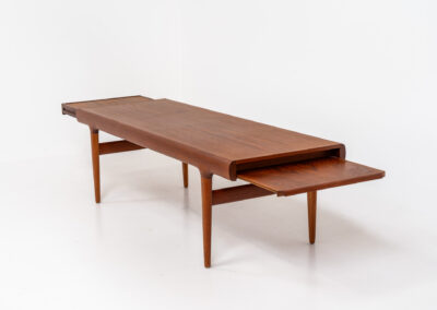 XL extendable coffee table by Johannes Andersen for CFC Silkeborg (Denmark, 1960s). An amazing piece with stunning organic shapes! Built with very high quality It’s extendable on both sides. One side with an open shelve (perfect to store a laptop or magazines), the other side with a hidden shelve. In very good condition. This piece is big!