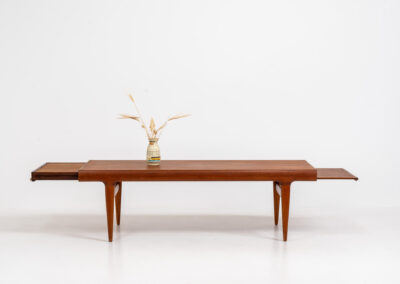 XL extendable coffee table by Johannes Andersen for CFC Silkeborg (Denmark, 1960s). An amazing piece with stunning organic shapes! Built with very high quality It’s extendable on both sides. One side with an open shelve (perfect to store a laptop or magazines), the other side with a hidden shelve. In very good condition. This piece is big!