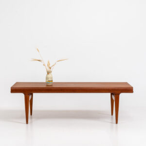 XL extendable coffee table by Johannes Andersen for CFC Silkeborg (Denmark, 1960s). An amazing piece with stunning organic shapes! Built with very high quality It’s extendable on both sides. One side with an open shelve (perfect to store a laptop or magazines), the other side with a hidden shelve. In very good condition. This piece is big!