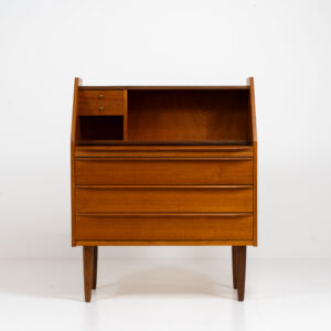 Danish secretary in teak, 1960s. A highly versatile piece featuring beautiful handles, a pull-out leaf and lots of storage space. A small and convenient piece that finds its way in any setting. In very good condition!