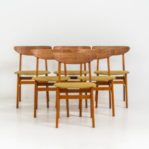 Set of 6 ‘Model 210’ dining chairs by Thomas harlev for Farstrup (Denmark, 1960s). We are totally in love with the color combination of the beech wood and the mustard/khaki fabric! These elegant and contemporary chairs are made of a solid beech frame and a teak veneer backrest. Restored and newly upholstered, in good condition!