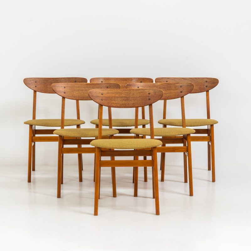 Set of 6 ‘Model 210’ dining chairs by Thomas harlev for Farstrup (Denmark, 1960s). We are totally in love with the color combination of the beech wood and the mustard/khaki fabric! These elegant and contemporary chairs are made of a solid beech frame and a teak veneer backrest. Restored and newly upholstered, in good condition!