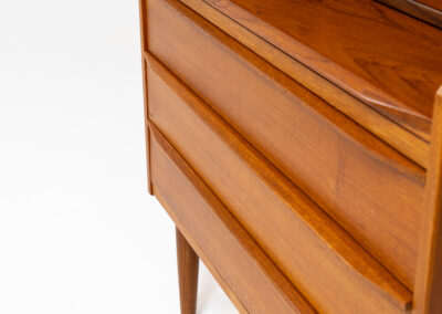 Danish secretary in teak, 1960s. A highly versatile piece featuring beautiful handles, a pull-out leaf and lots of storage space. A small and convenient piece that finds its way in any setting. In very good condition!