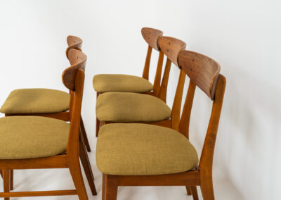 Set of 6 ‘Model 210’ dining chairs by Thomas harlev for Farstrup (Denmark, 1960s). We are totally in love with the color combination of the beech wood and the mustard/khaki fabric! These elegant and contemporary chairs are made of a solid beech frame and a teak veneer backrest. Restored and newly upholstered, in good condition!