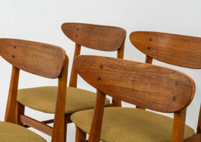 Set of 6 ‘Model 210’ dining chairs by Thomas harlev for Farstrup (Denmark, 1960s). We are totally in love with the color combination of the beech wood and the mustard/khaki fabric! These elegant and contemporary chairs are made of a solid beech frame and a teak veneer backrest. Restored and newly upholstered, in good condition!