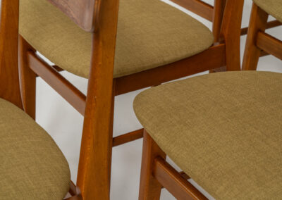 Set of 6 ‘Model 210’ dining chairs by Thomas harlev for Farstrup (Denmark, 1960s). We are totally in love with the color combination of the beech wood and the mustard/khaki fabric! These elegant and contemporary chairs are made of a solid beech frame and a teak veneer backrest. Restored and newly upholstered, in good condition!