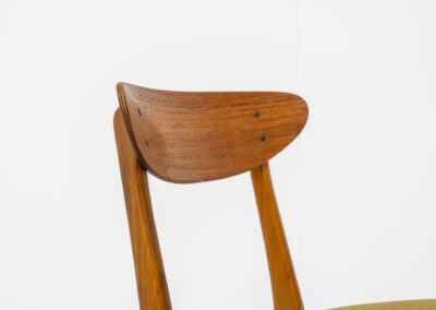 Set of 6 ‘Model 210’ dining chairs by Thomas harlev for Farstrup (Denmark, 1960s). We are totally in love with the color combination of the beech wood and the mustard/khaki fabric! These elegant and contemporary chairs are made of a solid beech frame and a teak veneer backrest. Restored and newly upholstered, in good condition!