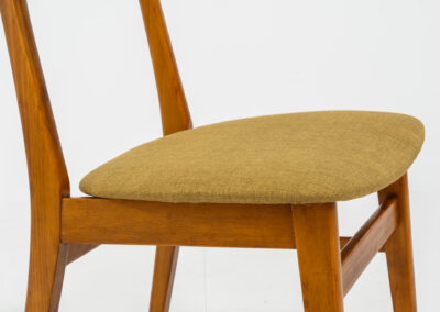 Set of 6 ‘Model 210’ dining chairs by Thomas harlev for Farstrup (Denmark, 1960s). We are totally in love with the color combination of the beech wood and the mustard/khaki fabric! These elegant and contemporary chairs are made of a solid beech frame and a teak veneer backrest. Restored and newly upholstered, in good condition!