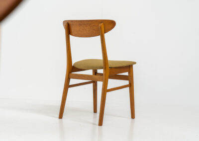 Set of 6 ‘Model 210’ dining chairs by Thomas harlev for Farstrup (Denmark, 1960s). We are totally in love with the color combination of the beech wood and the mustard/khaki fabric! These elegant and contemporary chairs are made of a solid beech frame and a teak veneer backrest. Restored and newly upholstered, in good condition!