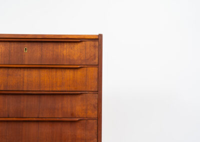 Danish tallboy chest of drawers in teak, 1960s. It contains 8 drawers with beautiful sculpted handles. The teak has a very nice and warm woodgrain. In good condition with normal traces of age and one repair spot.