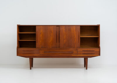 Beautiful sideboard by Tylvad Hansen in teak (Denmark, 1960s). It contains four sliding doors, four small drawers and one big drawer. On the inside there are three adjustable shelves and a bar unit with four small drawers. Featuring a very nice warm woodgrain and beautiful handels. In very good condition.