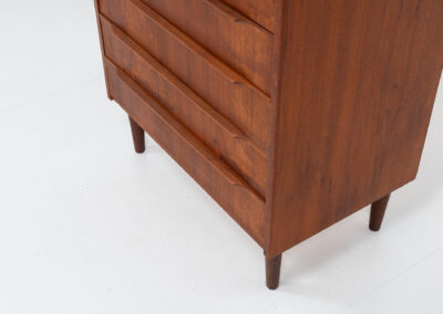 Danish tallboy chest of drawers in teak, 1960s. It contains 8 drawers with beautiful sculpted handles. The teak has a very nice and warm woodgrain. In good condition with normal traces of age and one repair spot.