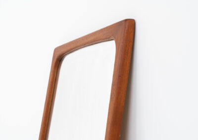 Mid-Century wall mirror (Denmark, 1960s). Featuring a beautiful organic frame in solid teak and a back mount. In good condition.