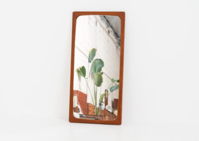 Mid-Century wall mirror (Denmark, 1960s). Featuring a beautiful organic frame in solid teak and a back mount. In good condition.