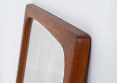 Mid-Century wall mirror (Denmark, 1960s). Featuring a beautiful organic frame in solid teak and a back mount. In good condition.