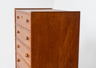 Amazing tallboy dresser by Johannes Sorth for Nexø Møbelfabrik (Denmark, 1960s). An outstanding high quality piece with 7 convenient drawers and nice organic sculpted handles. It’s finished in a teak veneer with a nice woodgrain and stands on a solid oak frame. In very good condition! Ideal dimensions.