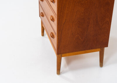 Amazing tallboy dresser by Johannes Sorth for Nexø Møbelfabrik (Denmark, 1960s). An outstanding high quality piece with 7 convenient drawers and nice organic sculpted handles. It’s finished in a teak veneer with a nice woodgrain and stands on a solid oak frame. In very good condition! Ideal dimensions.