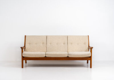 3 seater sofa by Gustav Thams for A/S Vegen (Denmark, 1960s). The rounded and organic shapes on this one is just impressive. It has a solid teak frame and the original beige upholstery. It seems to us that it has not even been used, as the condition of the wood and the fabric is perfect.