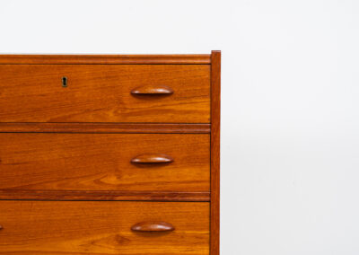 Amazing tallboy dresser by Johannes Sorth for Nexø Møbelfabrik (Denmark, 1960s). An outstanding high quality piece with 7 convenient drawers and nice organic sculpted handles. It’s finished in a teak veneer with a nice woodgrain and stands on a solid oak frame. In very good condition! Ideal dimensions.