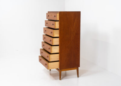 Amazing tallboy dresser by Johannes Sorth for Nexø Møbelfabrik (Denmark, 1960s). An outstanding high quality piece with 7 convenient drawers and nice organic sculpted handles. It’s finished in a teak veneer with a nice woodgrain and stands on a solid oak frame. In very good condition! Ideal dimensions.