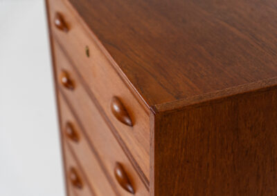 Amazing tallboy dresser by Johannes Sorth for Nexø Møbelfabrik (Denmark, 1960s). An outstanding high quality piece with 7 convenient drawers and nice organic sculpted handles. It’s finished in a teak veneer with a nice woodgrain and stands on a solid oak frame. In very good condition! Ideal dimensions.