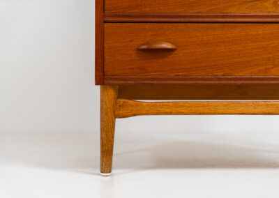 Amazing tallboy dresser by Johannes Sorth for Nexø Møbelfabrik (Denmark, 1960s). An outstanding high quality piece with 7 convenient drawers and nice organic sculpted handles. It’s finished in a teak veneer with a nice woodgrain and stands on a solid oak frame. In very good condition! Ideal dimensions.