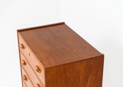 Amazing tallboy dresser by Johannes Sorth for Nexø Møbelfabrik (Denmark, 1960s). An outstanding high quality piece with 7 convenient drawers and nice organic sculpted handles. It’s finished in a teak veneer with a nice woodgrain and stands on a solid oak frame. In very good condition! Ideal dimensions.