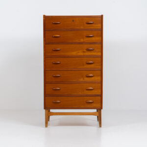 Amazing tallboy dresser by Johannes Sorth for Nexø Møbelfabrik (Denmark, 1960s). An outstanding high quality piece with 7 convenient drawers and nice organic sculpted handles. It’s finished in a teak veneer with a nice woodgrain and stands on a solid oak frame. In very good condition! Ideal dimensions.