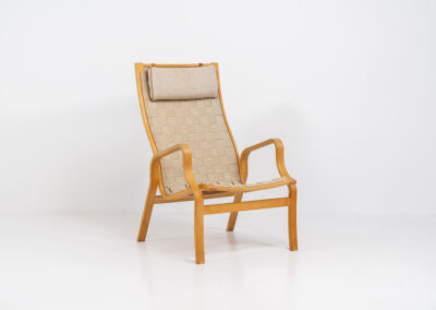 Albert chair by Finn Ostergaard for Kvist Møbler (Denmark, 1960s). A classic example of modern Danish design! It consists of a beech bentwood frame, a woven strap webbing and an adjustable canvas headrest, finished with leather details. In good condition with a nice patina on the straps & canvas.