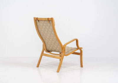 Albert chair by Finn Ostergaard for Kvist Møbler (Denmark, 1960s). A classic example of modern Danish design! It consists of a beech bentwood frame, a woven strap webbing and an adjustable canvas headrest, finished with leather details. In good condition with a nice patina on the straps & canvas.