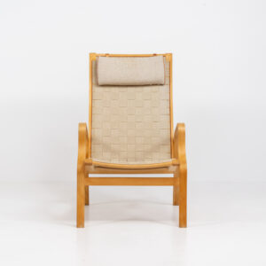 Albert chair by Finn Ostergaard for Kvist Møbler (Denmark, 1960s). A classic example of modern Danish design! It consists of a beech bentwood frame, a woven strap webbing and an adjustable canvas headrest, finished with leather details. In good condition with a nice patina on the straps & canvas.
