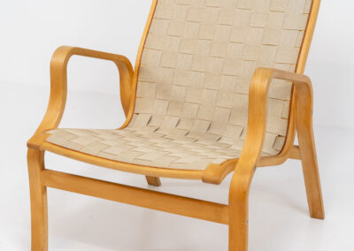 Albert chair by Finn Ostergaard for Kvist Møbler (Denmark, 1960s). A classic example of modern Danish design! It consists of a beech bentwood frame, a woven strap webbing and an adjustable canvas headrest, finished with leather details. In good condition with a nice patina on the straps & canvas.