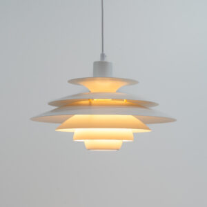 Model 1039-H by Jeka Metaltryk (Denmark, 1970s). A beautiful light with a very dynamic shape, made with six steel shades that spread a very soothing light glow. This one is newly rewired and in splendid condition. Suitable for LED bulbs.
