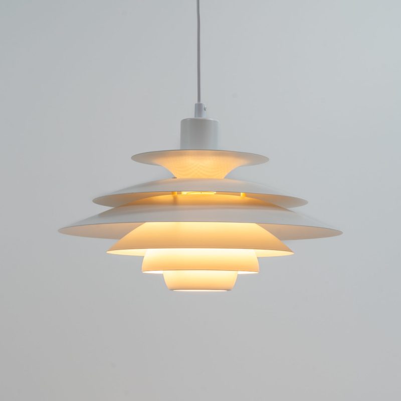 Model 1039-H by Jeka Metaltryk (Denmark, 1970s). A beautiful light with a very dynamic shape, made with six steel shades that spread a very soothing light glow. This one is newly rewired and in splendid condition. Suitable for LED bulbs.