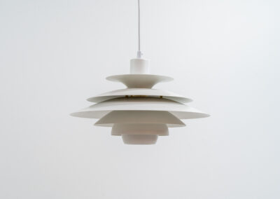 Model 1039-H by Jeka Metaltryk (Denmark, 1970s). A beautiful light with a very dynamic shape, made with six steel shades that spread a very soothing light glow. This one is newly rewired and in splendid condition. Suitable for LED bulbs.