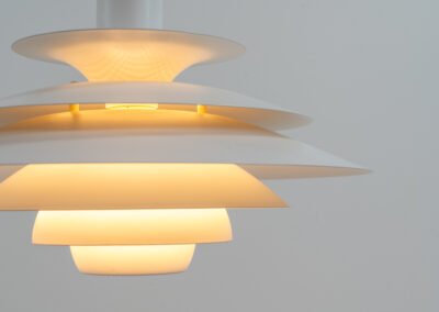 Model 1039-H by Jeka Metaltryk (Denmark, 1970s). A beautiful light with a very dynamic shape, made with six steel shades that spread a very soothing light glow. This one is newly rewired and in splendid condition. Suitable for LED bulbs.