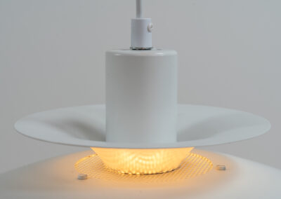 Model 1039-H by Jeka Metaltryk (Denmark, 1970s). A beautiful light with a very dynamic shape, made with six steel shades that spread a very soothing light glow. This one is newly rewired and in splendid condition. Suitable for LED bulbs.