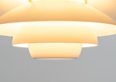 Model 1039-H by Jeka Metaltryk (Denmark, 1970s). A beautiful light with a very dynamic shape, made with six steel shades that spread a very soothing light glow. This one is newly rewired and in splendid condition. Suitable for LED bulbs.