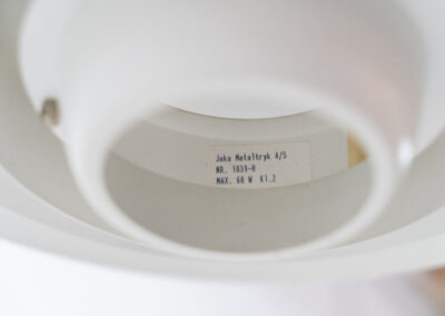 Model 1039-H by Jeka Metaltryk (Denmark, 1970s). A beautiful light with a very dynamic shape, made with six steel shades that spread a very soothing light glow. This one is newly rewired and in splendid condition. Suitable for LED bulbs.