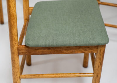 Set of 6 Model 250 dining chairs by Farstrup (Denmark, 1956). They are made out of solid oak frames and a veneered back rest. The seats are newly upholstered in a green fabric. The oak has been beautifully aged! One of them has some veneer damage on the backrest as shown on the pictures. Overall in good condition.
