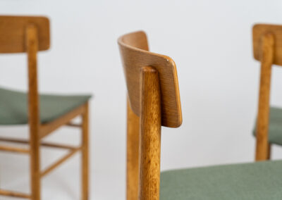 Set of 6 Model 250 dining chairs by Farstrup (Denmark, 1956). They are made out of solid oak frames and a veneered back rest. The seats are newly upholstered in a green fabric. The oak has been beautifully aged! One of them has some veneer damage on the backrest as shown on the pictures. Overall in good condition.