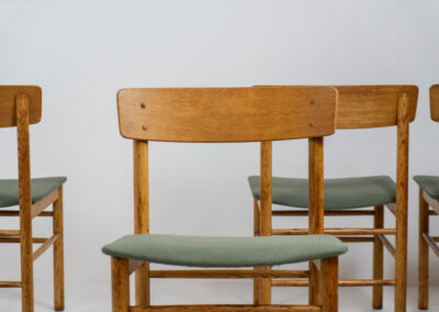Set of 6 Model 250 dining chairs by Farstrup (Denmark, 1956). They are made out of solid oak frames and a veneered back rest. The seats are newly upholstered in a green fabric. The oak has been beautifully aged! One of them has some veneer damage on the backrest as shown on the pictures. Overall in good condition.